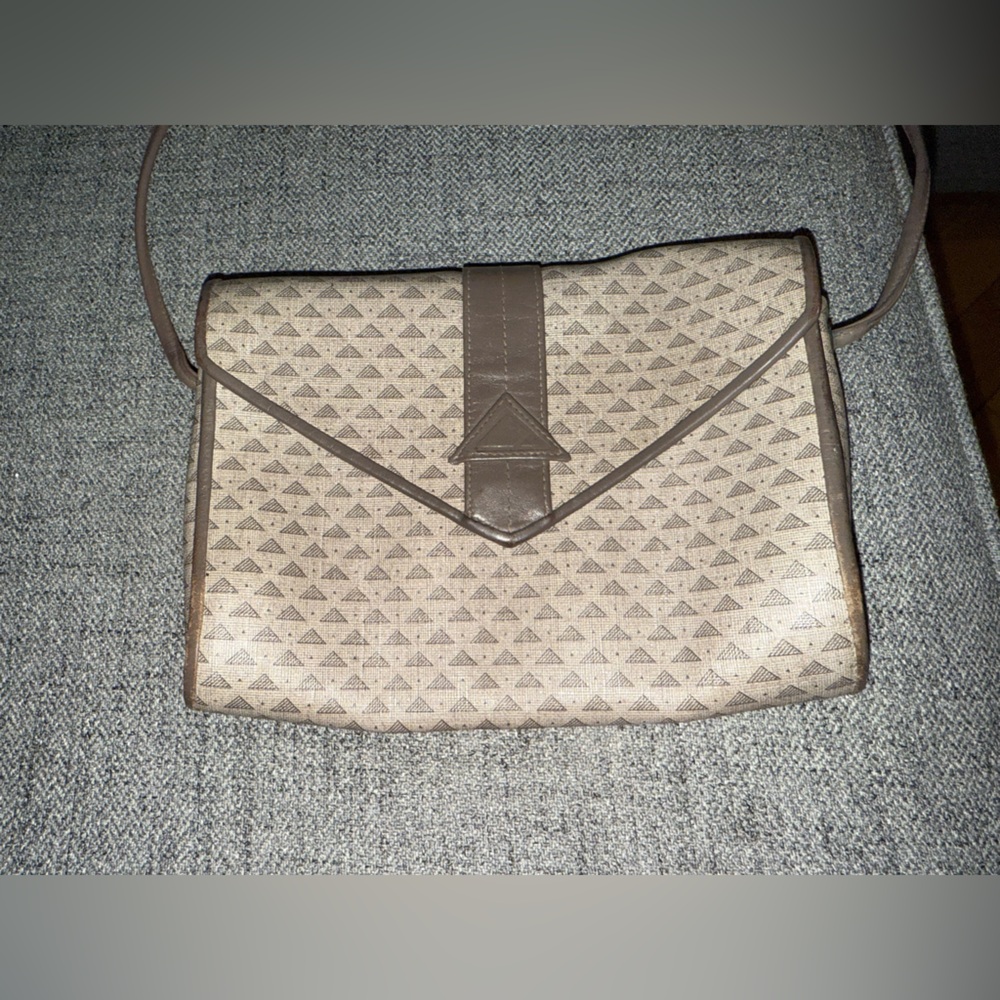 Geometric Patterned Clutch